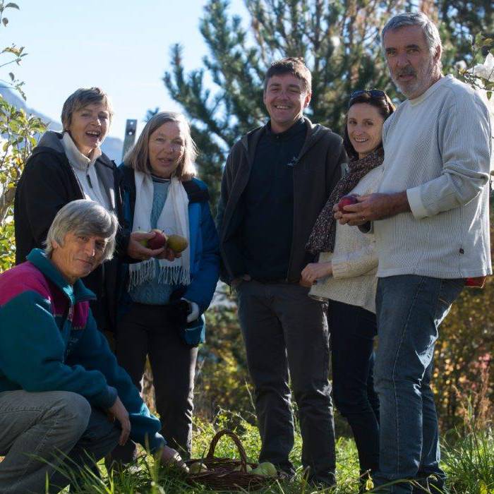 Equipe Apple des cimes L'équipe de Apple des Cimes, producteur de pommes et d'alcool de pomme